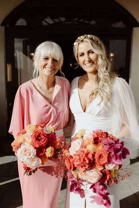 The bride and sister in the family who saw the fierce excitement。